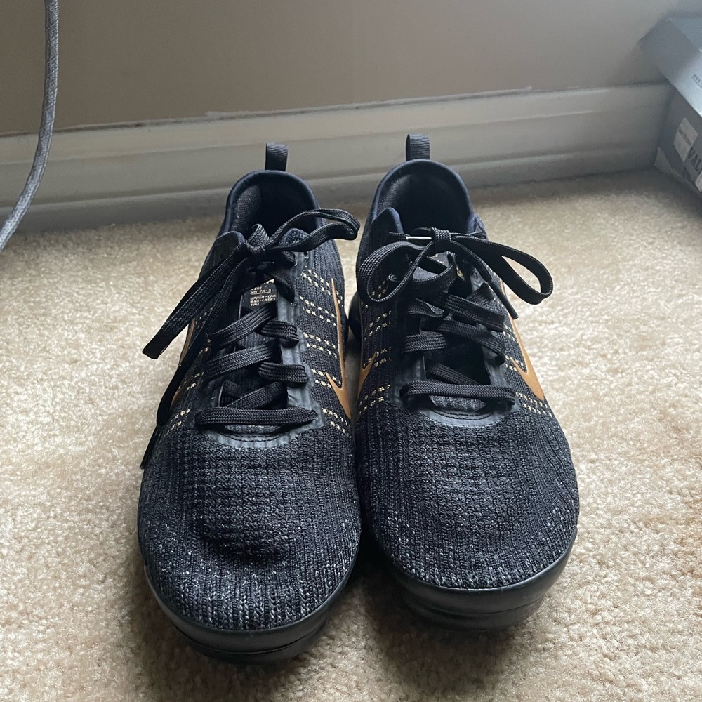 Size 7 color gold and black